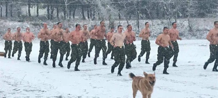 Στρατός Ξηράς: Οταν όλοι αναζητούν λίγη ζέστη, εκείνοι κάνουν ημίγυμνοι πους απς στα χιόνια! (εικόνες)